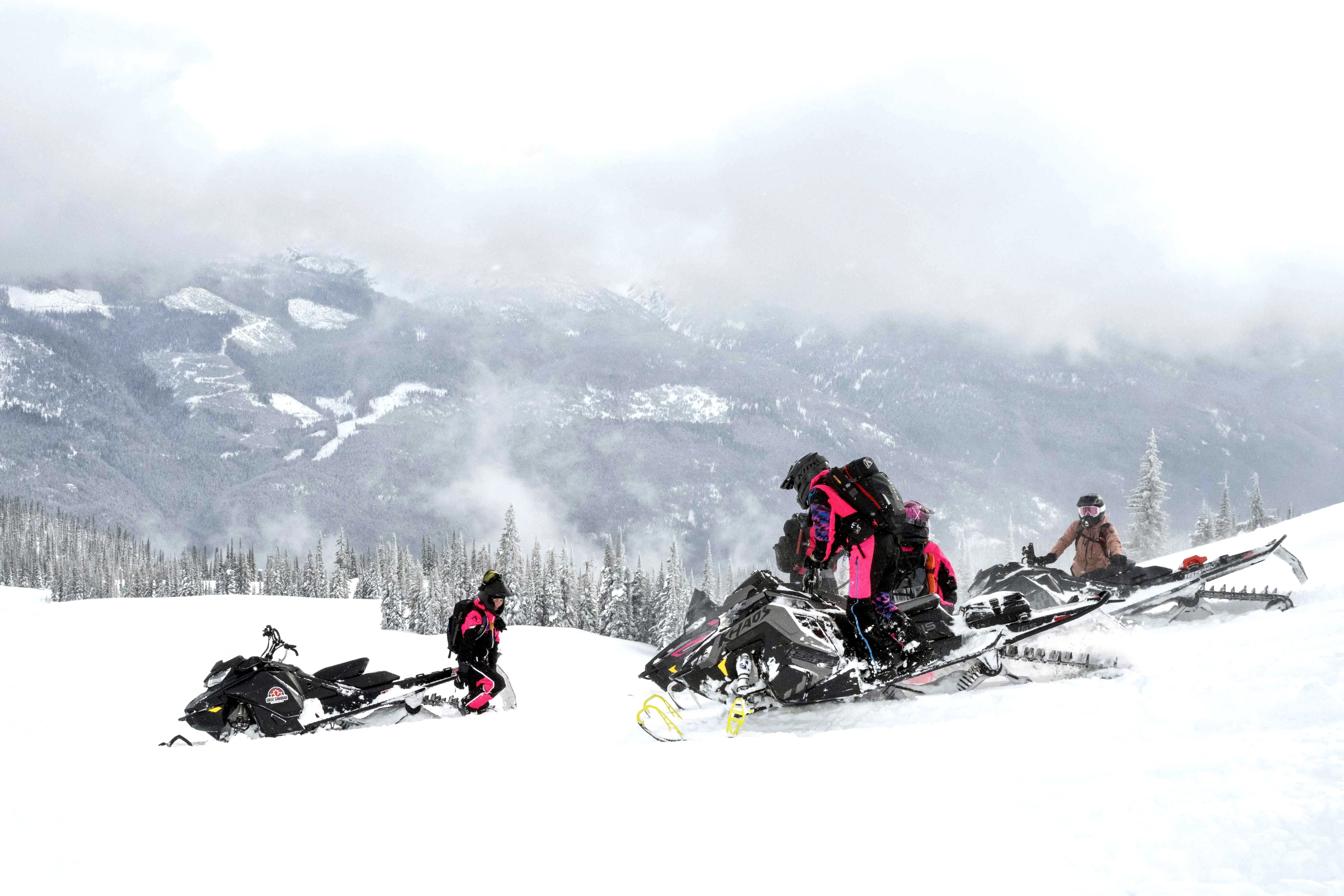 Sled Revelstoke BC Girls MountainsCrédit photo : Lisa Kinnear @bound_for_mountain.