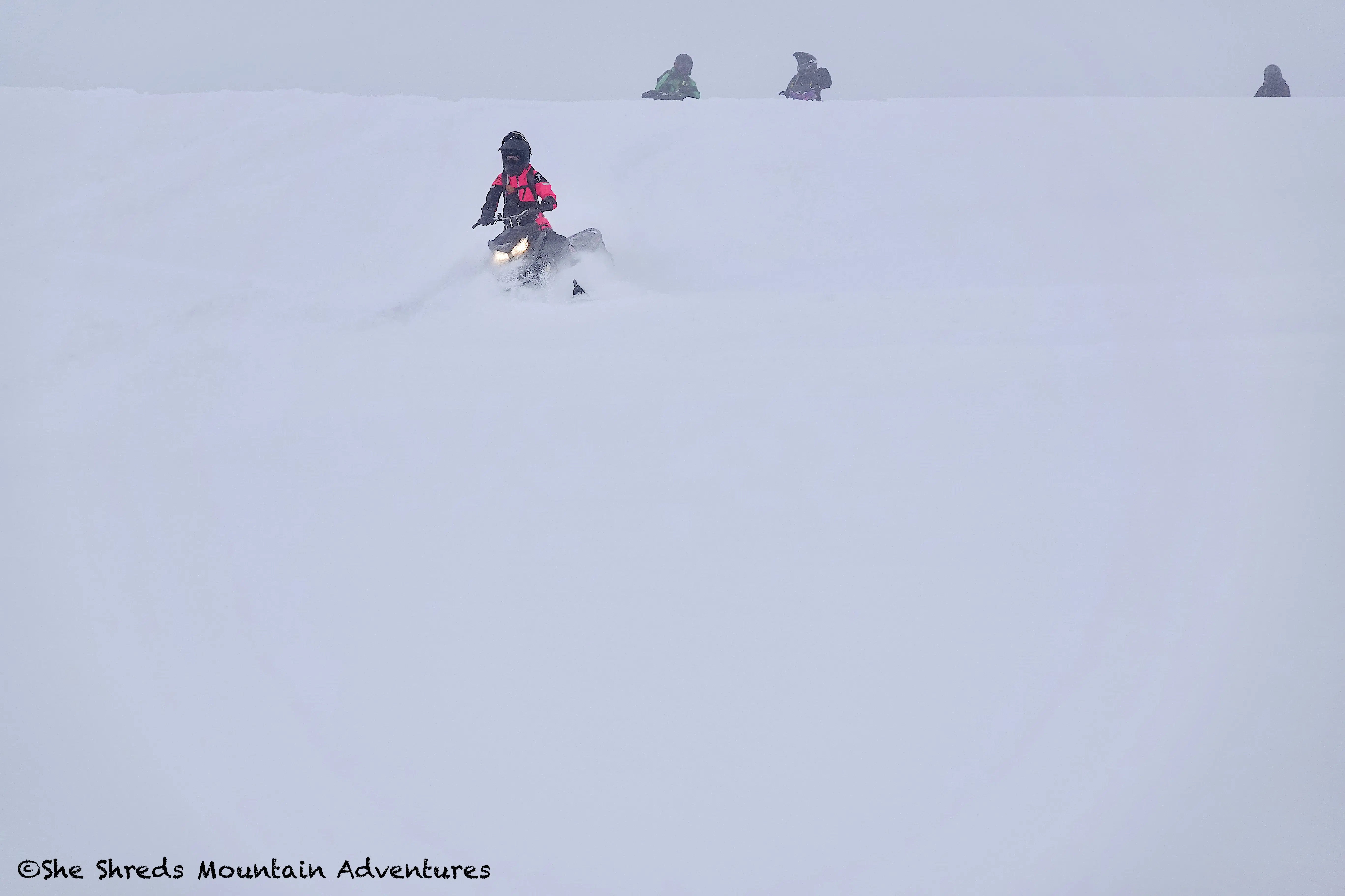 Pratique des virages en descente (« powder carving » ) avec le groupe. Crédit photo : @sheshredsmountainadventures