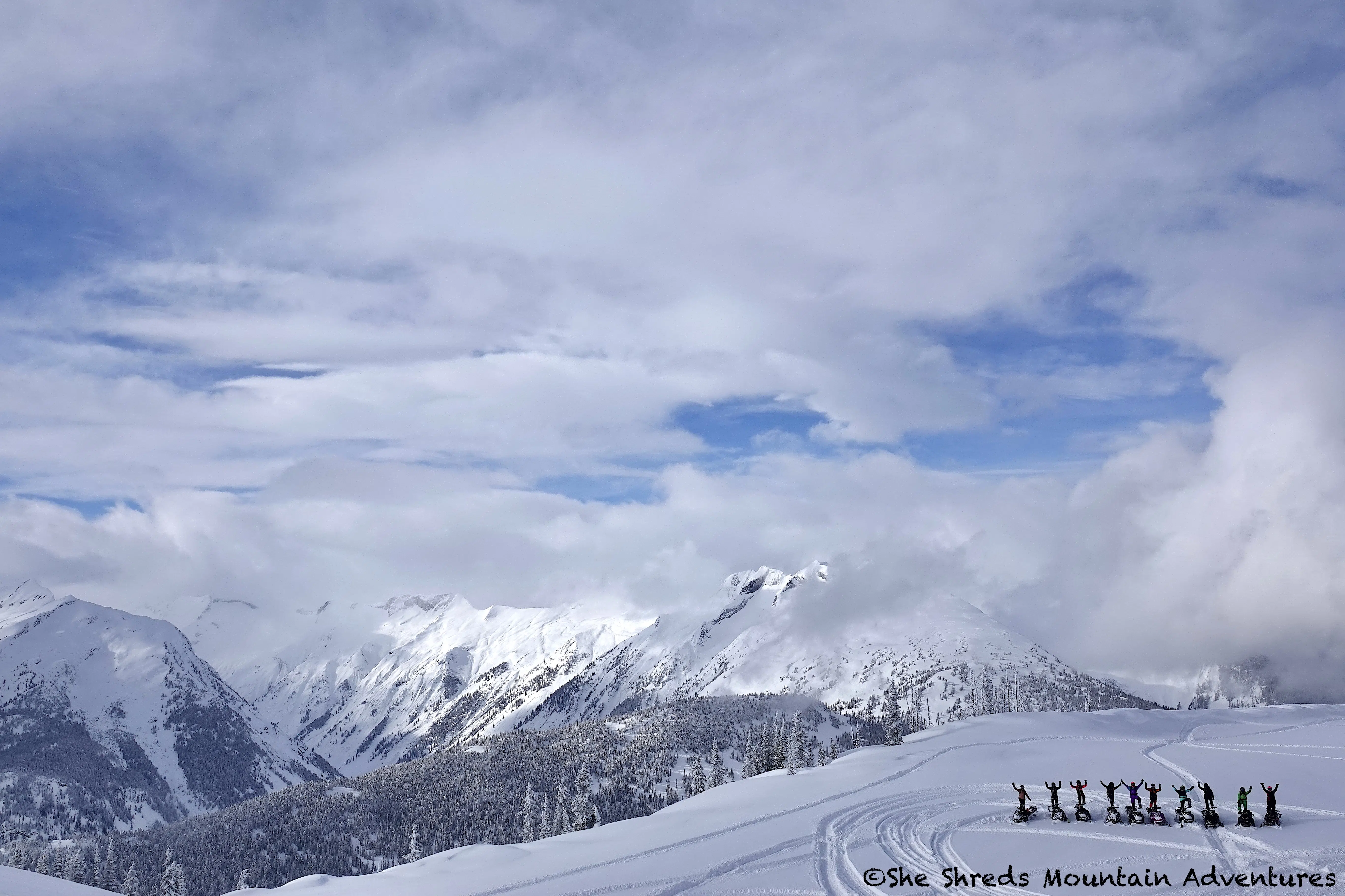 Toutes les filles de la clinique, réparties en deux sous-groupes de 5 femmes (un groupe intermédiaire et un groupe avancé). Crédit photo : @Sheshredsmountainadventures