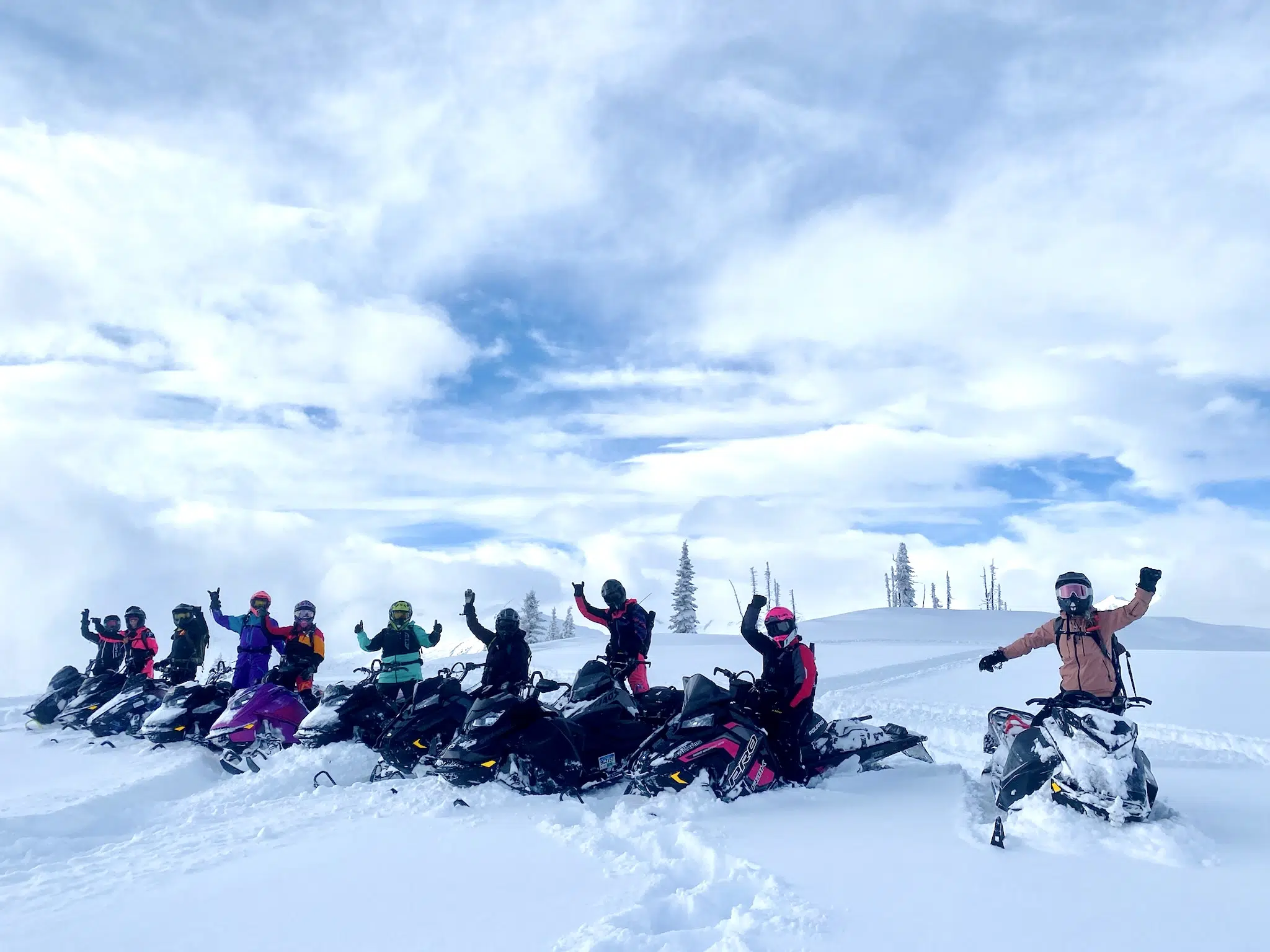 Rouler dans les montagnes de Revelstoke, coachée par des femmes et avec une gang de filles! Une expérience à vivre absolument.