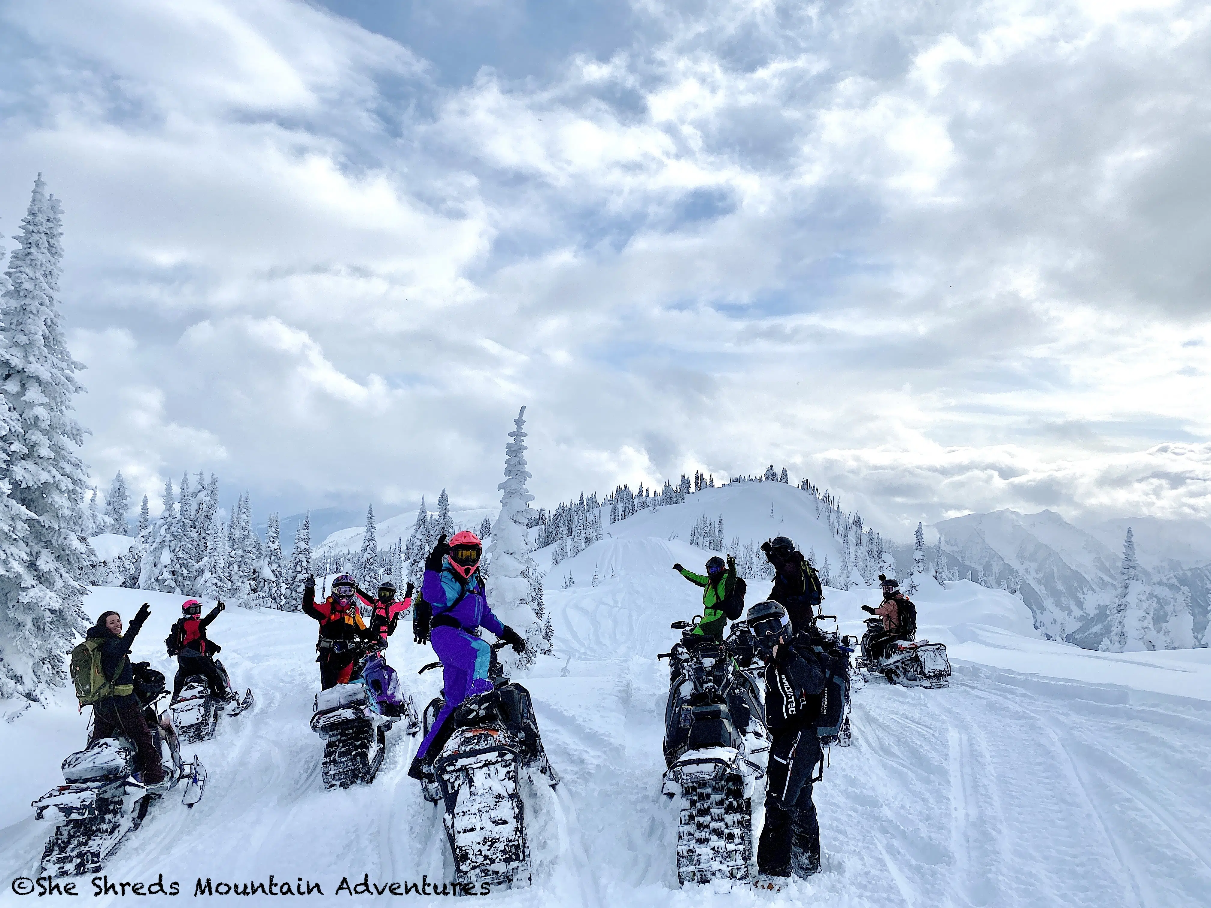 Sled Revelstoke BC Mountain riding guide group Crédit photo : She Shreds Mountain Adventure @sheshredsmountainadventures