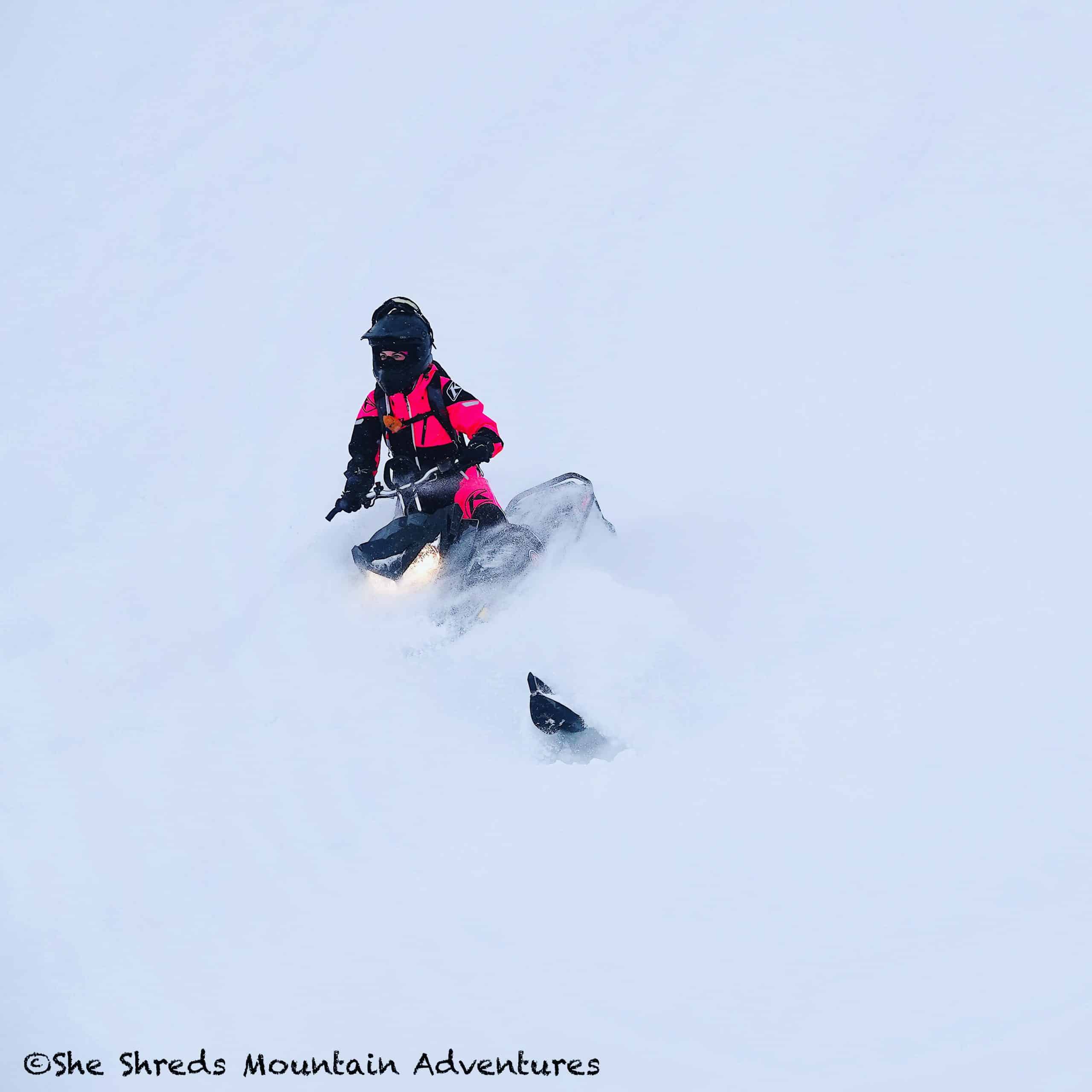 Motoneige en montagne: DESTINATION REVELSTOKE, BC 3 Les premiers « powder carvings » de Bianca dans les montagnes de Revelstoke. Crédit photo : She Shreds Mountain Adventure @sheshredsmountainadventures