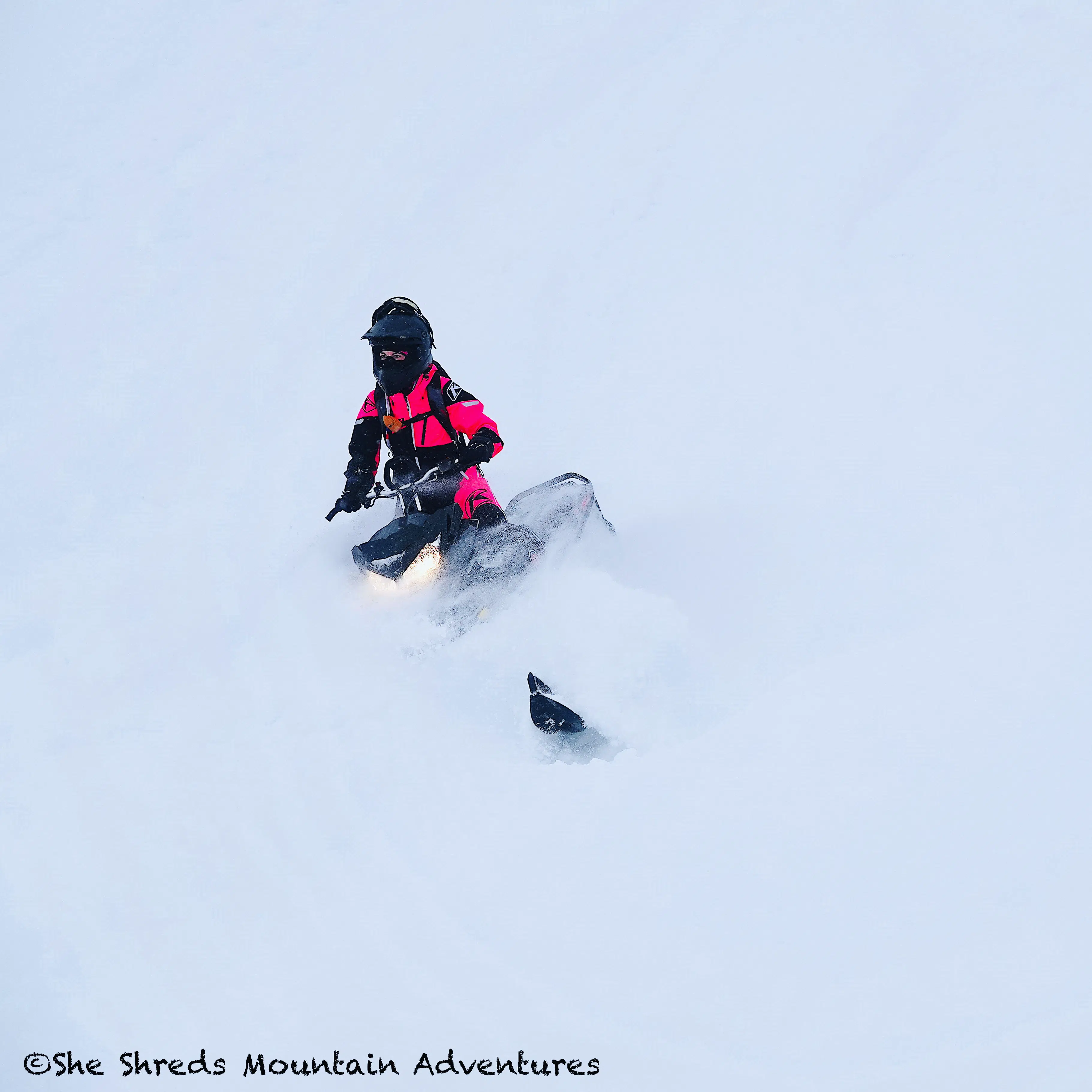 Les premiers « powder carvings » de Bianca dans les montagnes de Revelstoke. Crédit photo : She Shreds Mountain Adventure @sheshredsmountainadventures