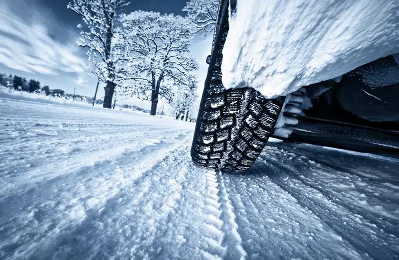 La neige et les pneus d'hiver - winter tires time