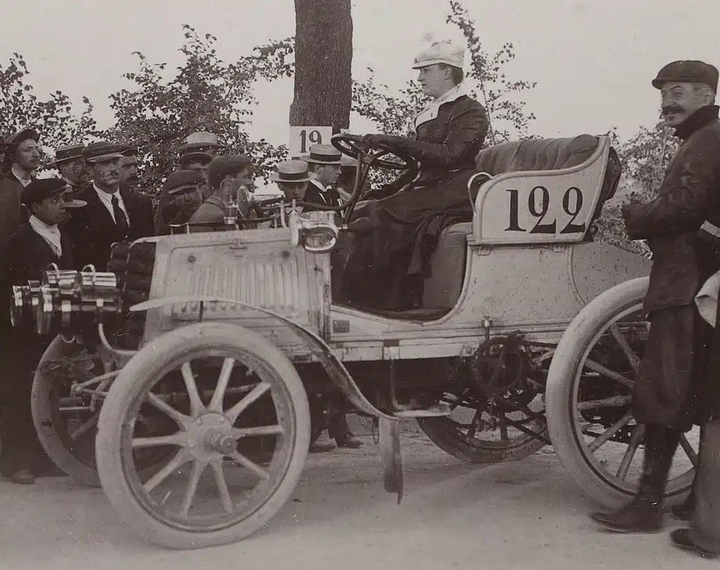 Camille du Gast au volant de sa Panhard &Levassor, lors de la course Paris-Berlin en 1901.