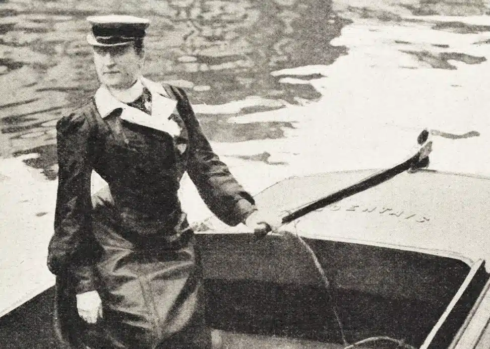 En 1904, la même année pendant laquelle elle passe son examen de canots automobiles, elle commence à participer à des compétitions nautiques.
