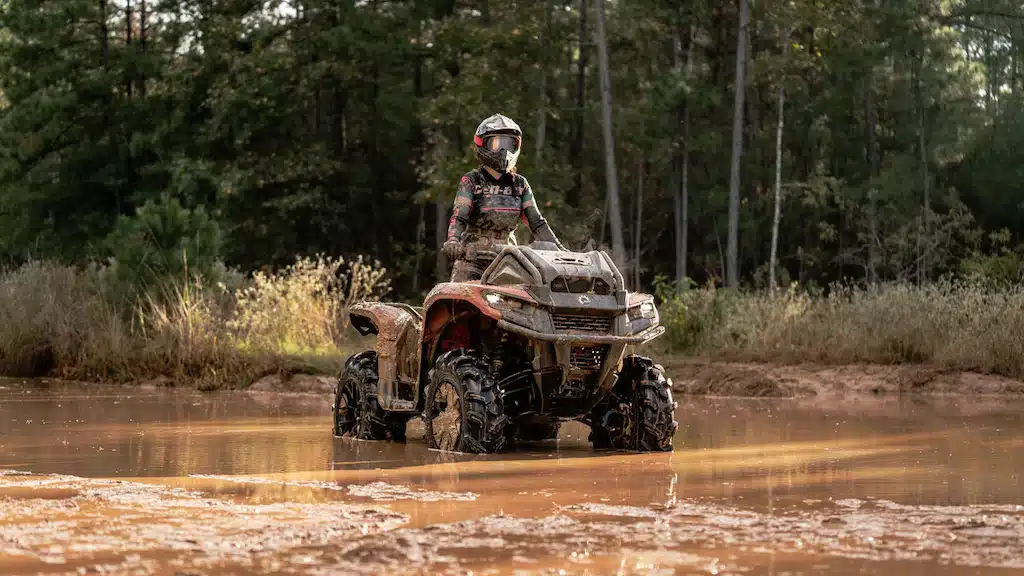 Le Outlander 700 est la parfaite machine pour aller jouer dans la boue!