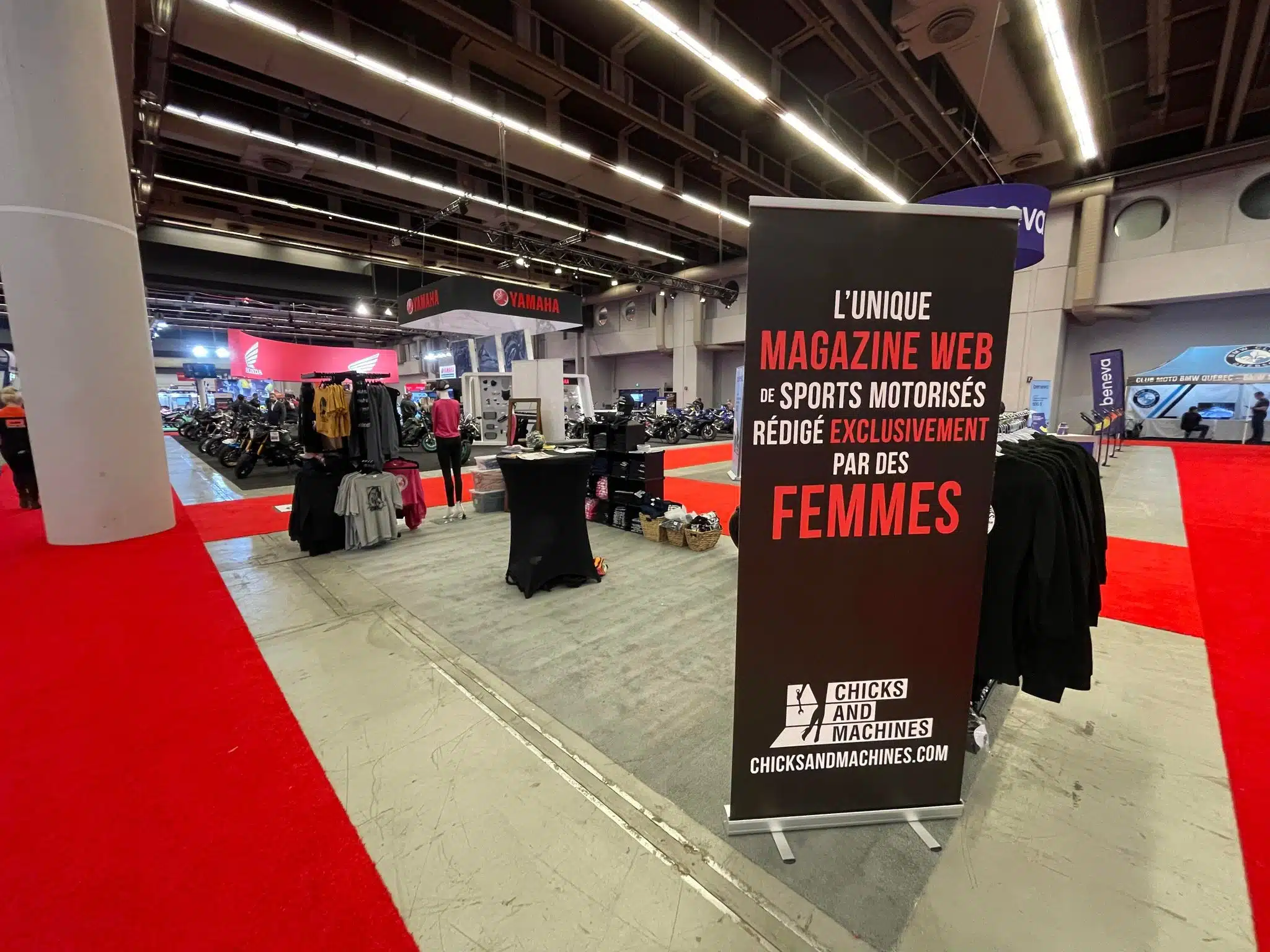 Le kiosque des Chicks And Machines au salon de la moto de Montréal