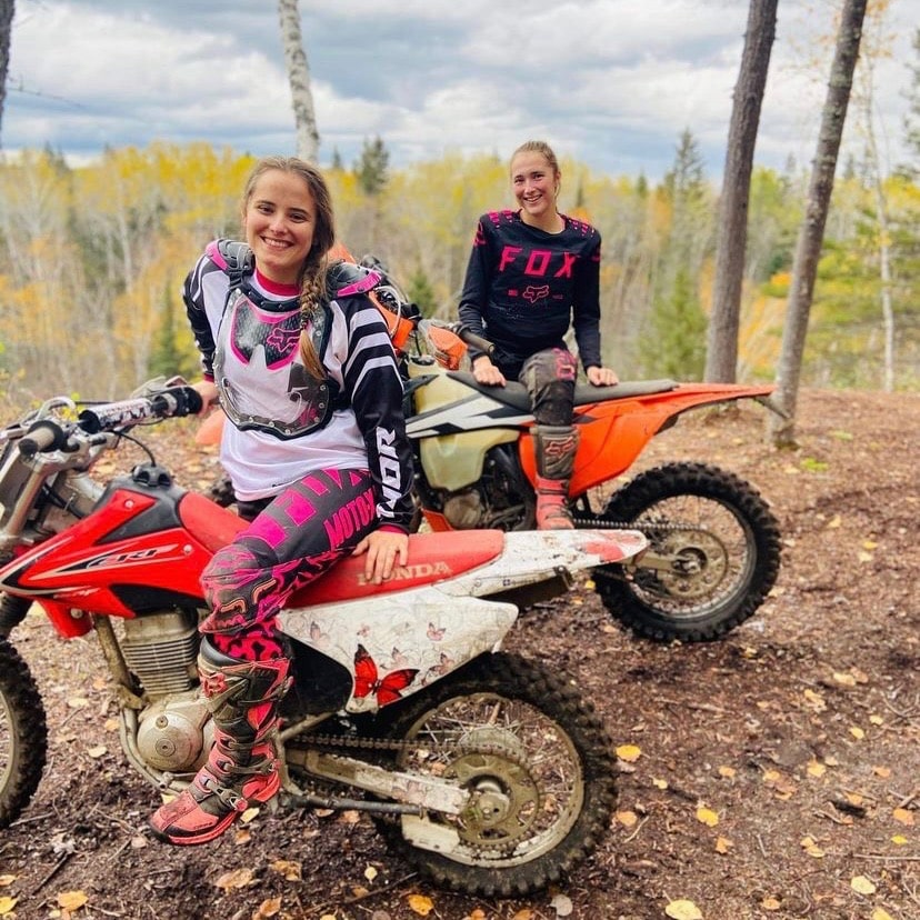 Cindy & Josiane - dans les sentiers d’Enduro La Doré