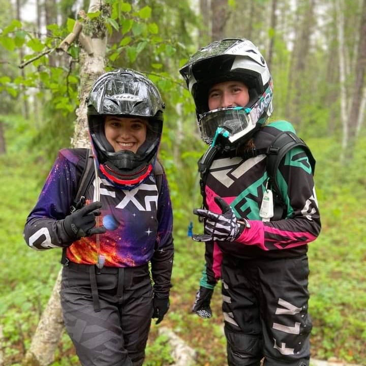 Cindy & Josiane - En enduro même à la pluie