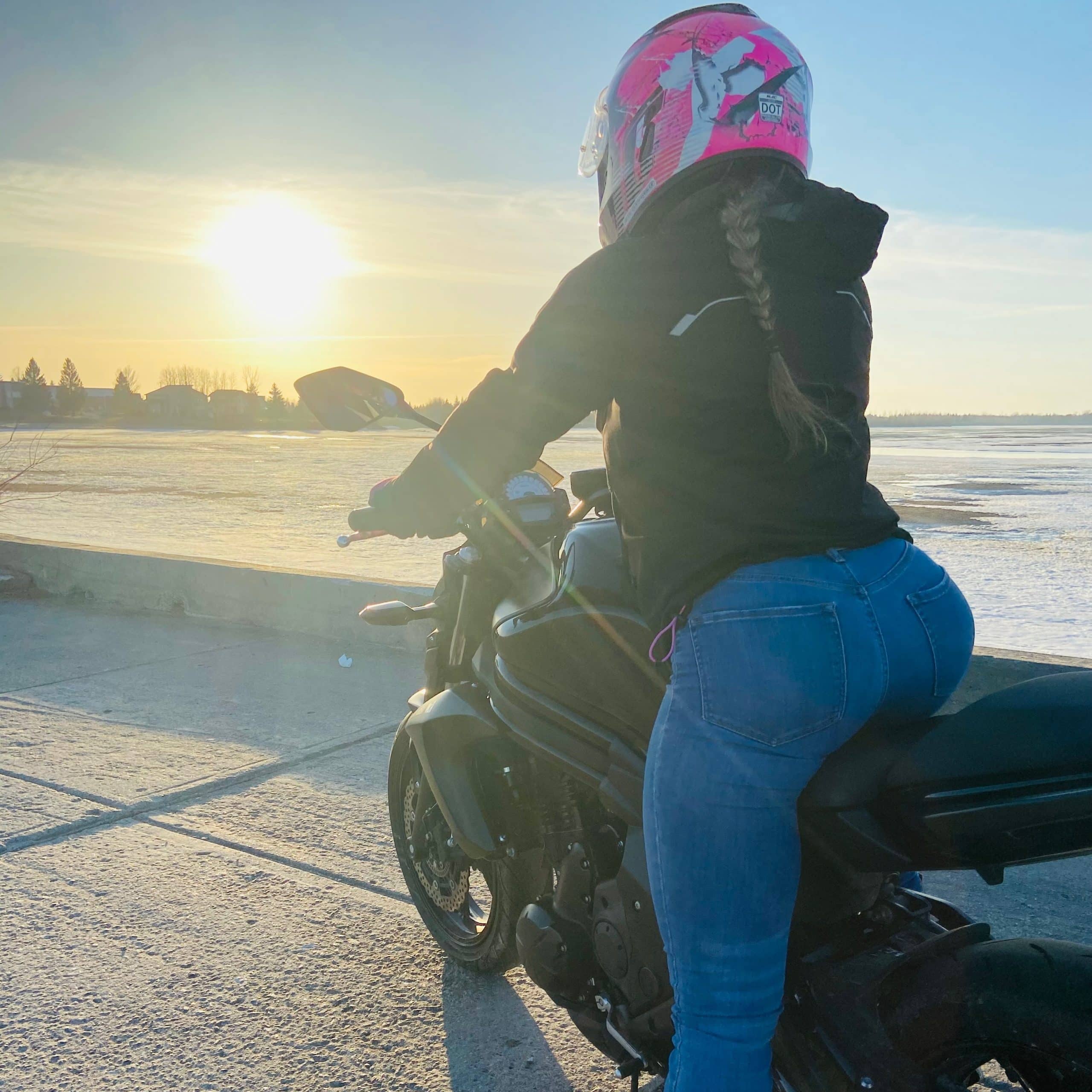 Cindy sur sa Ninja 650CC