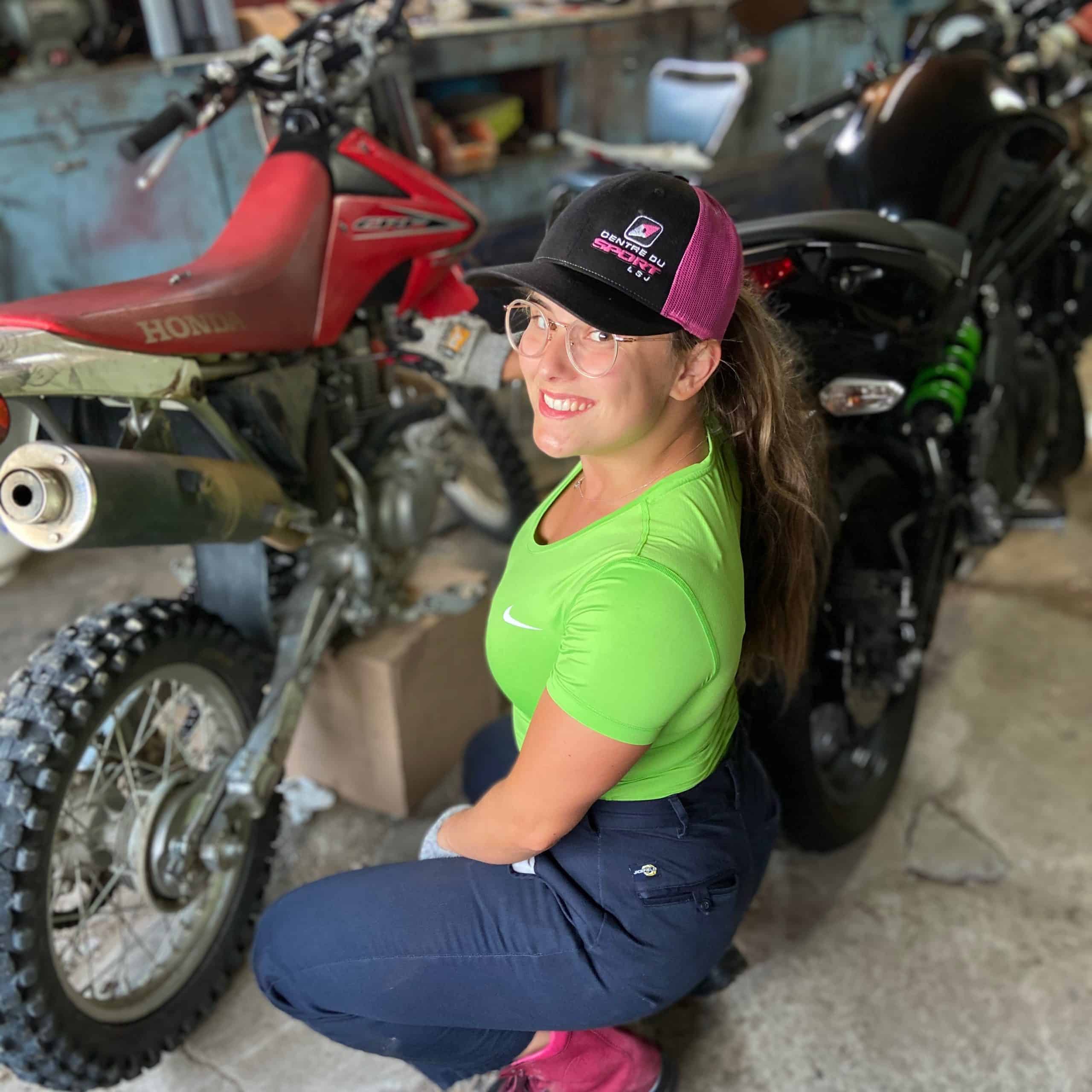 Cindy - Un peu d’entretien sur mes motos dans le garage de mon père pour me rappeler de bons souvenirs…
