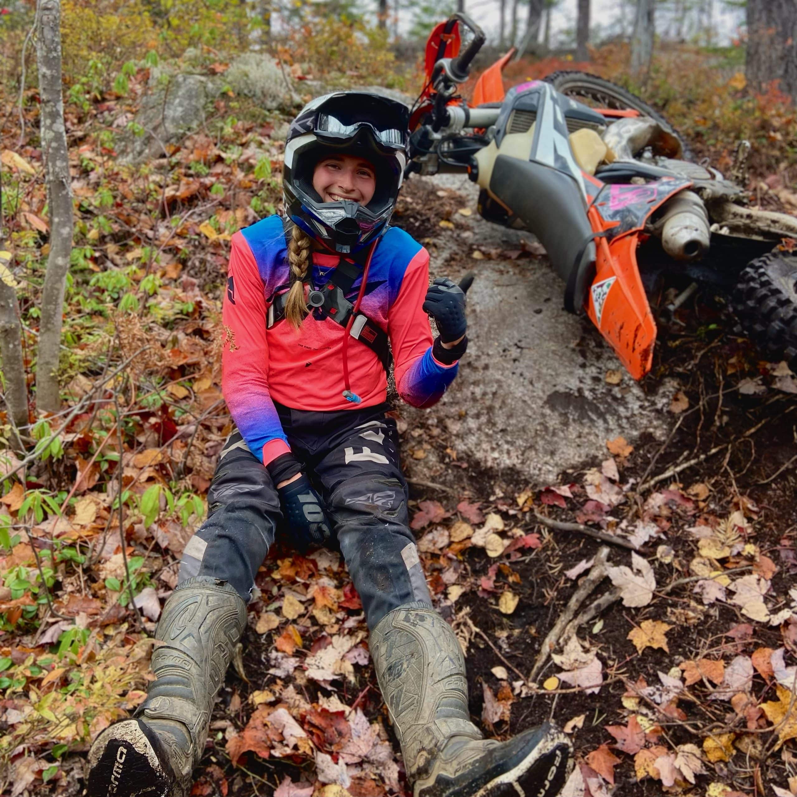 Josiane - la moto sur le côté dans une montée de crans