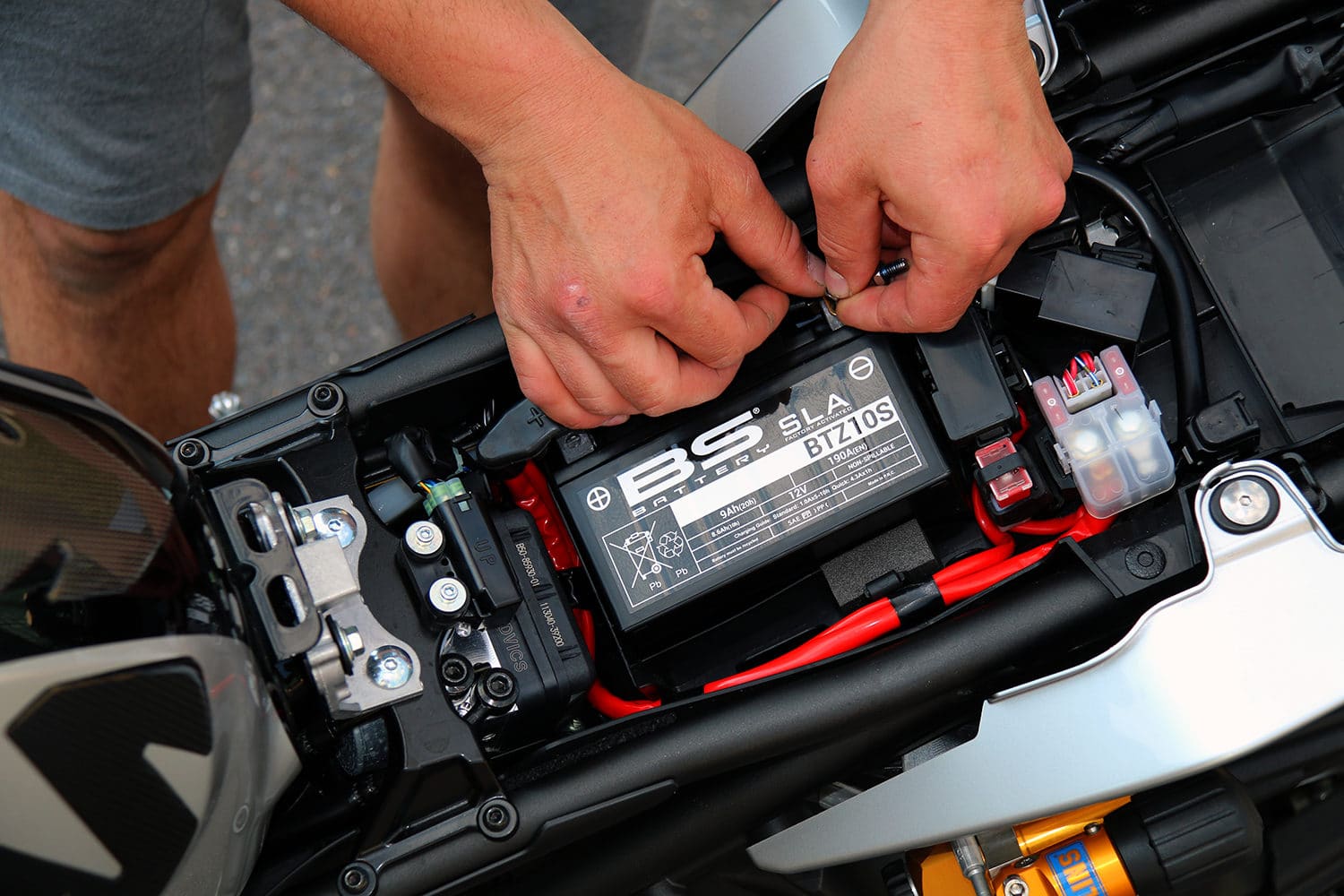 Déremisage moto: l’ultime guide 2023 10 On s'assure de bien rebrancher la batterie Crédit: Motoblouz.com