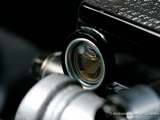 Il est primordial de faire la vérification du liquide à freins Crédit: Moto Magazine