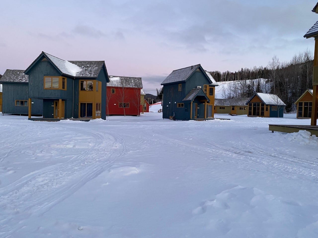 Pin-Rouge's colorful chalets