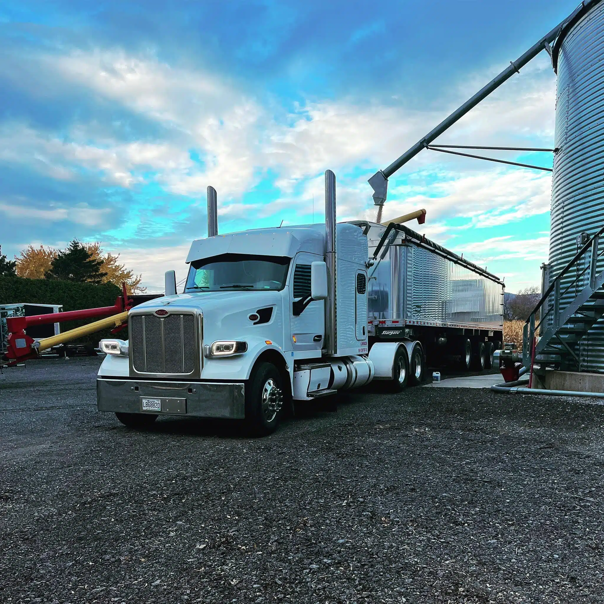 Un camion dompeur en plein chargement