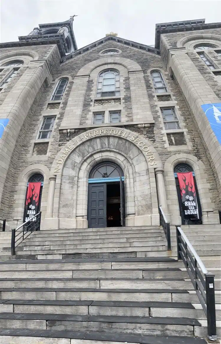Le Théâtre Paradoxe: ancienne église convertie en salle de spectacle