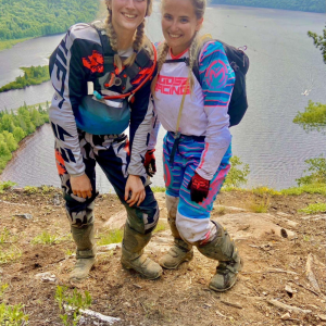 Les « Enduro Girls » au sommet du Cap à l’aigle dans les sentiers d’Enduro Québec