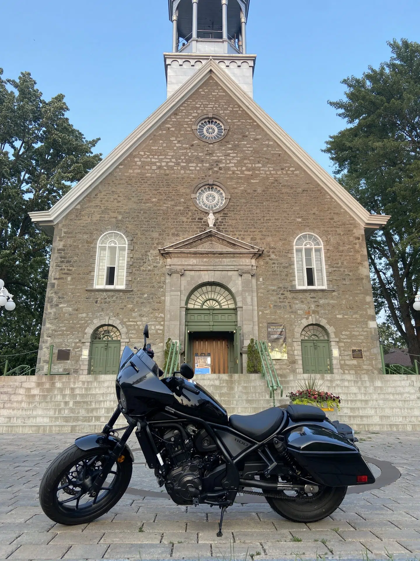 À l'église / a Rebel at the Church