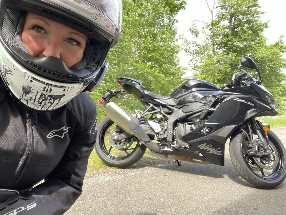 Kawasaki ZX4R 2023: une machine étonnante