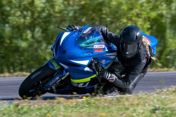 Catherine McKenzie marque un tournant pour les femmes dans les sports motorisés! crédit photo Marc Bibeau