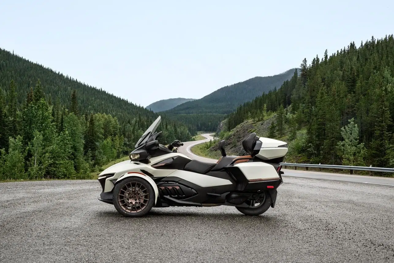 Can-Am Spyder RT Sea-to-Sky 2024, couleur Vegas White Satin / Crédit photo : @canamonroad