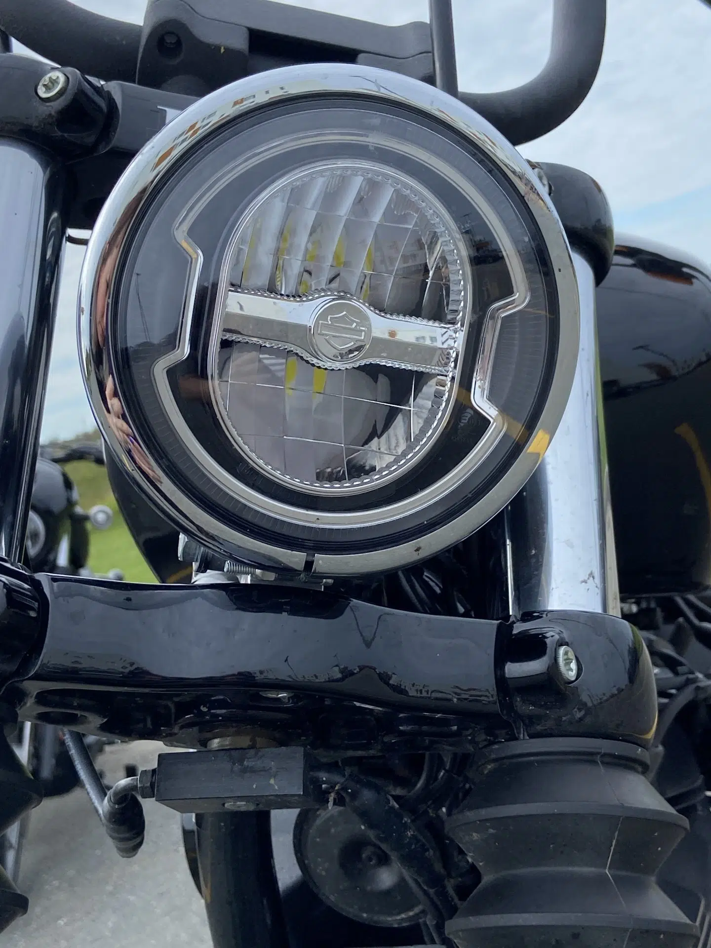 Le phare avant est orné d'un petit logo Harley - une belle attention aux détails