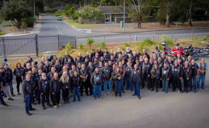 Ce sont des centaines de motards partout à-travers le monde qui participent au projet