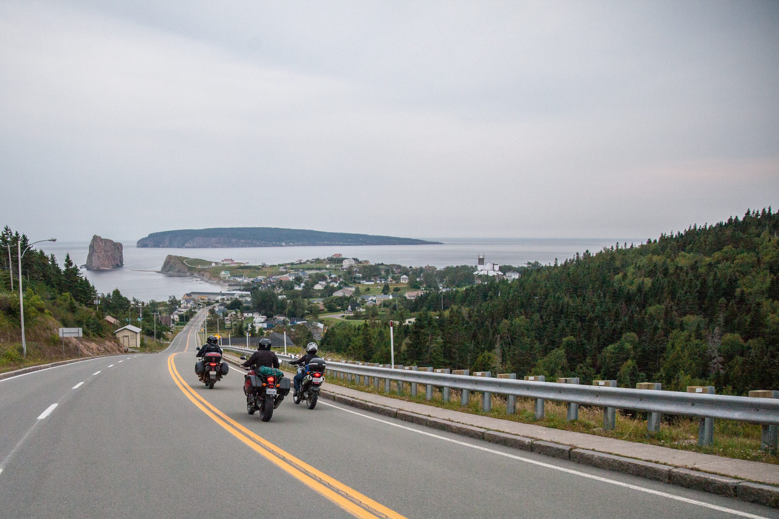 Les routes sont belles et bien entretenues (crédit CHOK Images)