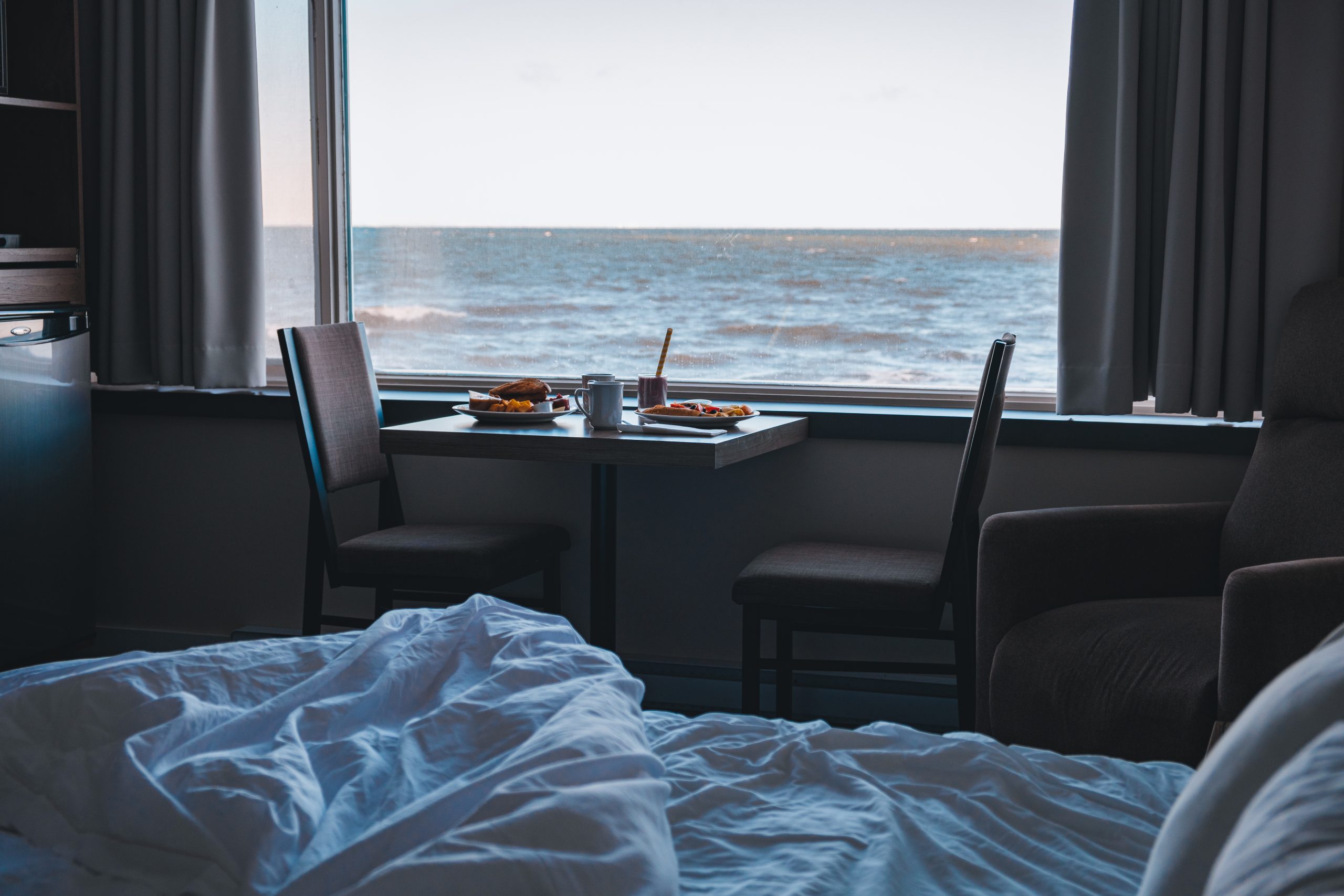 Petit déjeuner avec vue sur la mer dans une chambre à l'hôtel Le Gaspésiana. (crédit photo The Storytellers MTL)