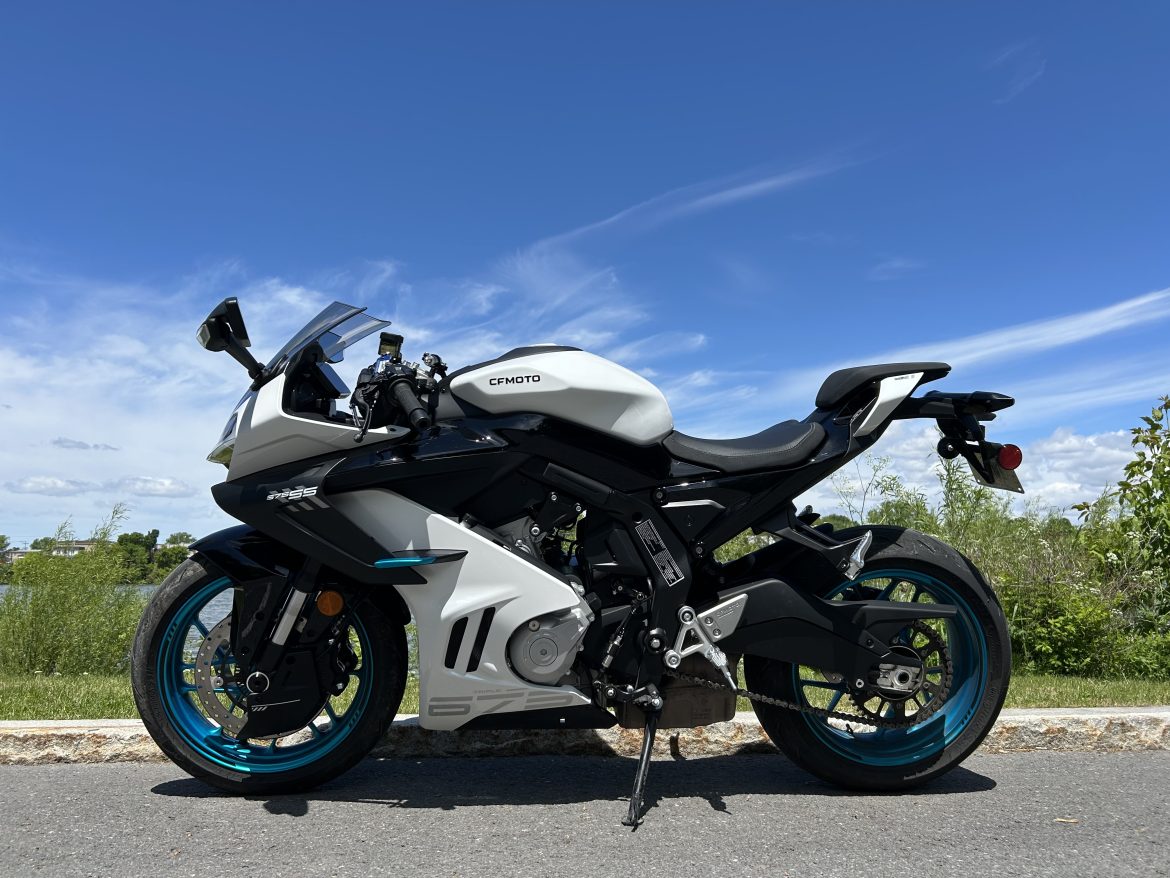As soon as you drive it, the CFMOTO 675SS 2025 sets the tone