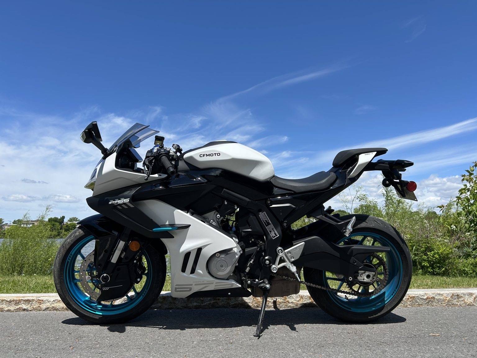 As soon as you drive it, the CFMOTO 675SS 2025 sets the tone