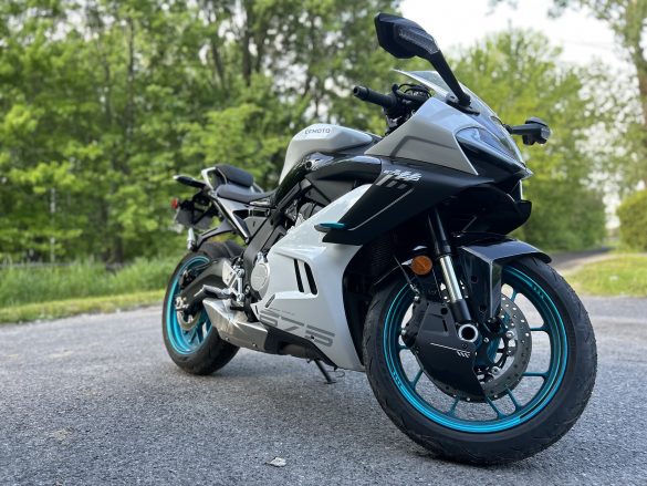 Dès les premiers tours de roue, la CFMOTO 675SS 2025 donne le ton