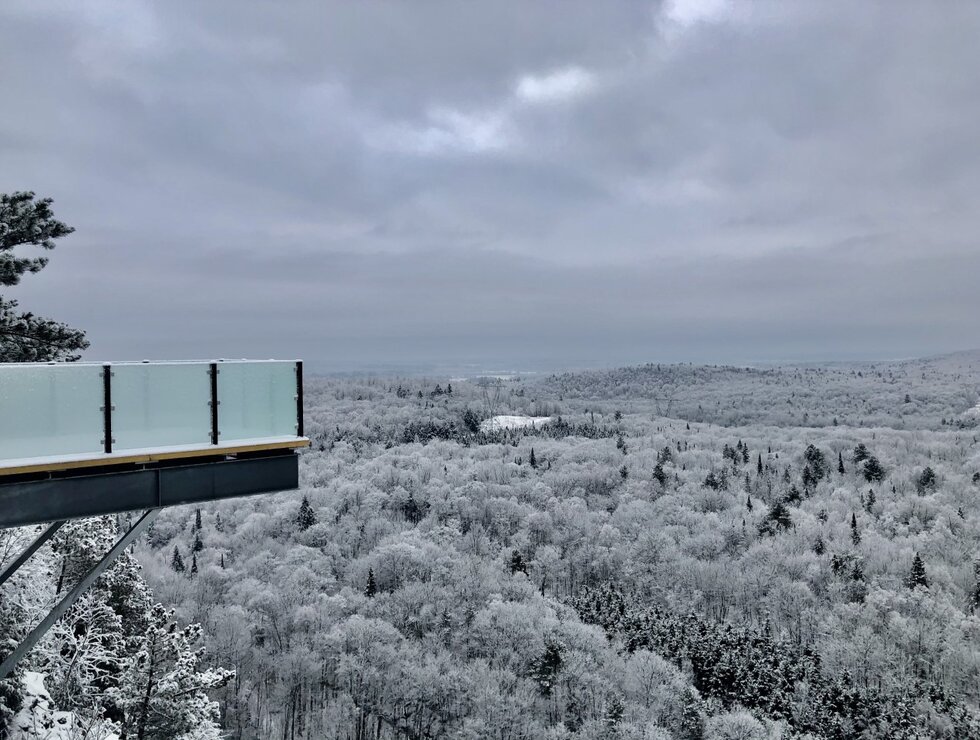 La vue splendide lors d'un repas au restaurant de l'Auberge de la Montagne Coupée