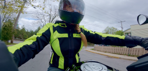 Il est important de porter un manteau de textile ou de cuir conçu pour la moto Il est important de porter un manteau de textile ou de cuir conçu pour la moto
