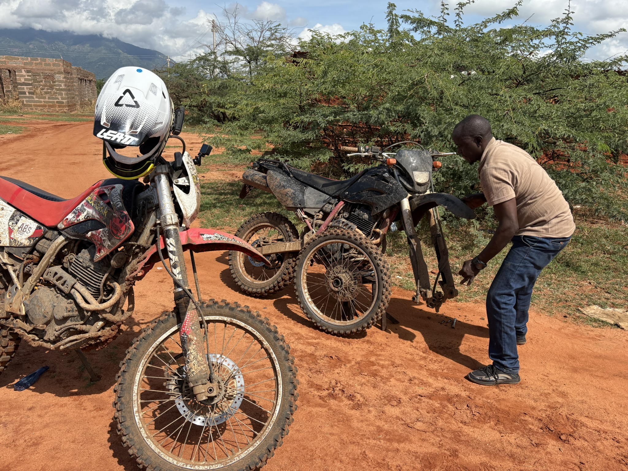 Théo followed in a 4x4, ready to intervene if necessary. Théo followed in a 4x4, ready to intervene if necessary.