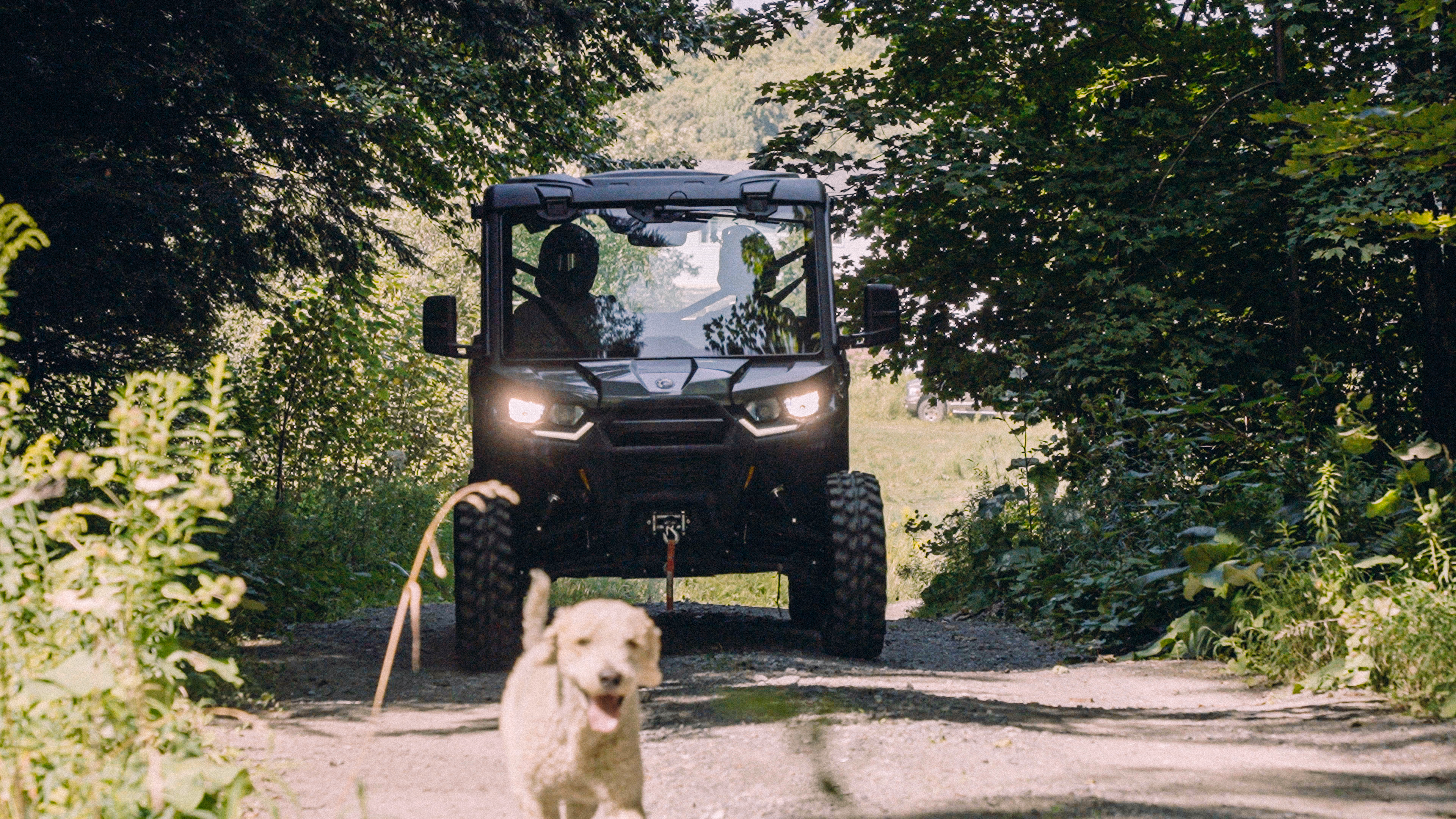 La journée de travail commence à bord d'un Can-Am Defender