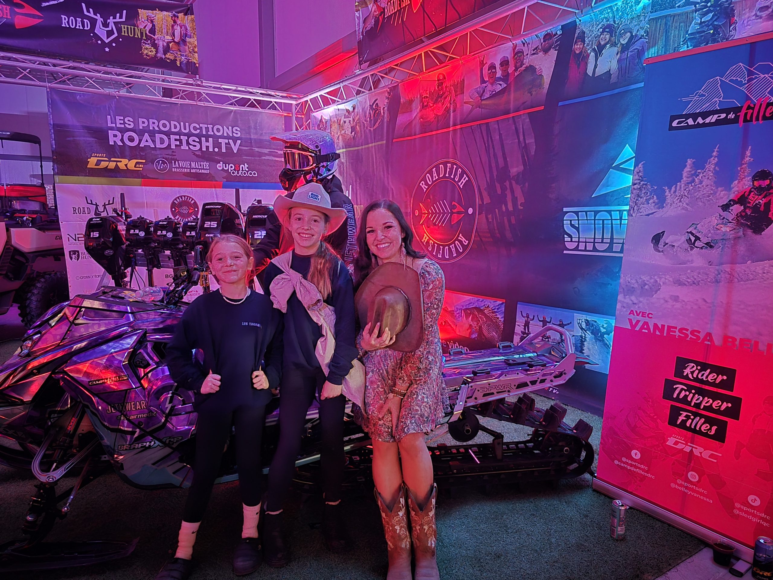 Deux jeunes filles très fières de rencontrer Vanessa Belley