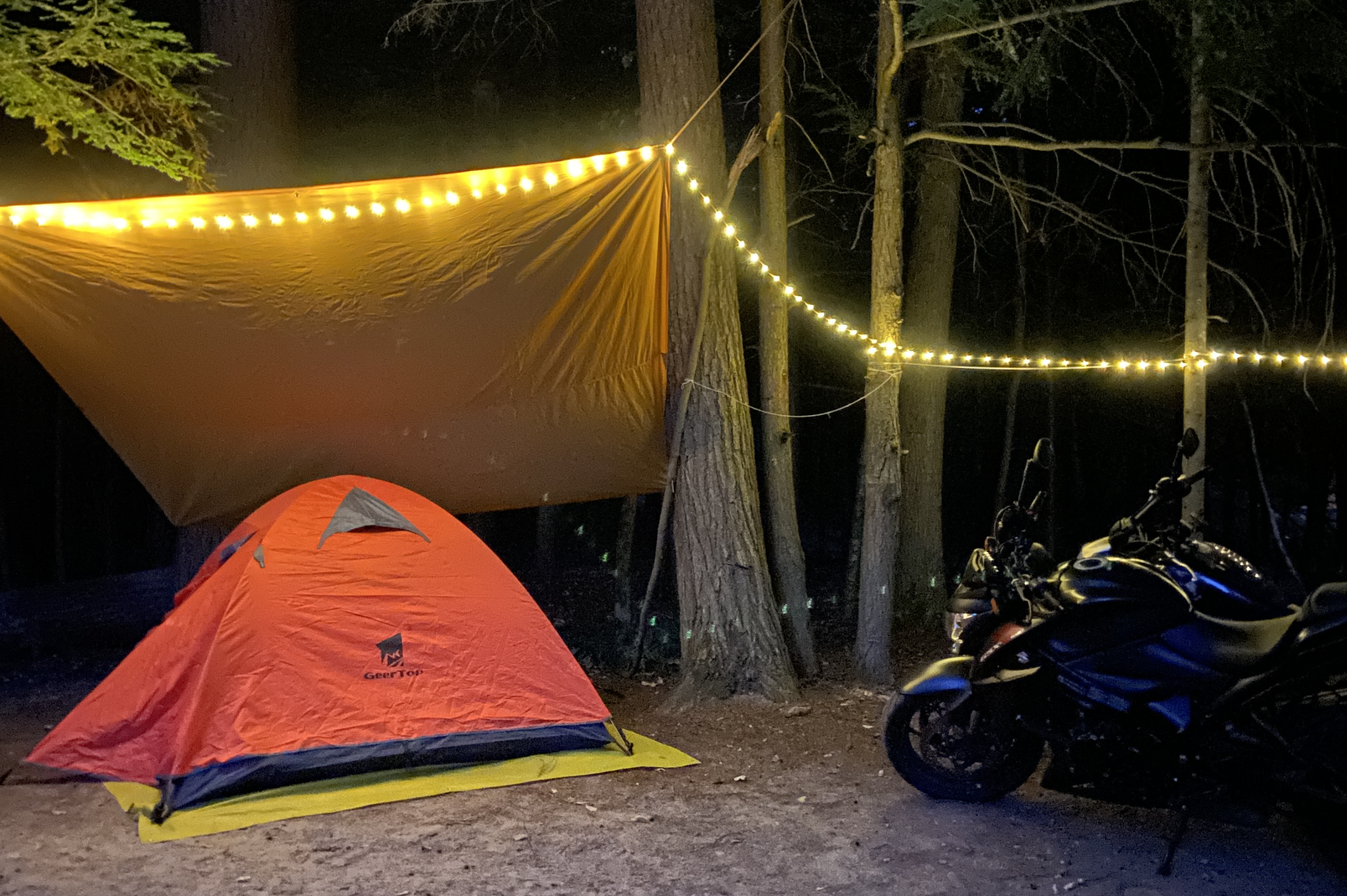 Cinq idées-cadeau pour une personne passionnée de moto-camping