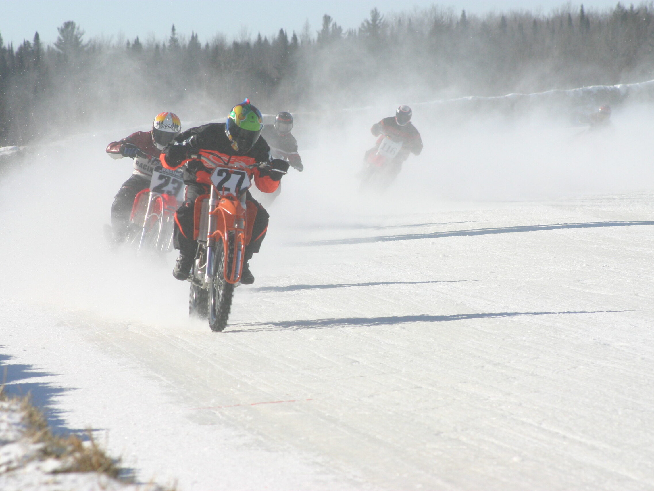 Moto sur glace Photo tirée du site www.grandprixvalcourt.com Moto sur glace Photo tirée du site www.grandprixvalcourt.com