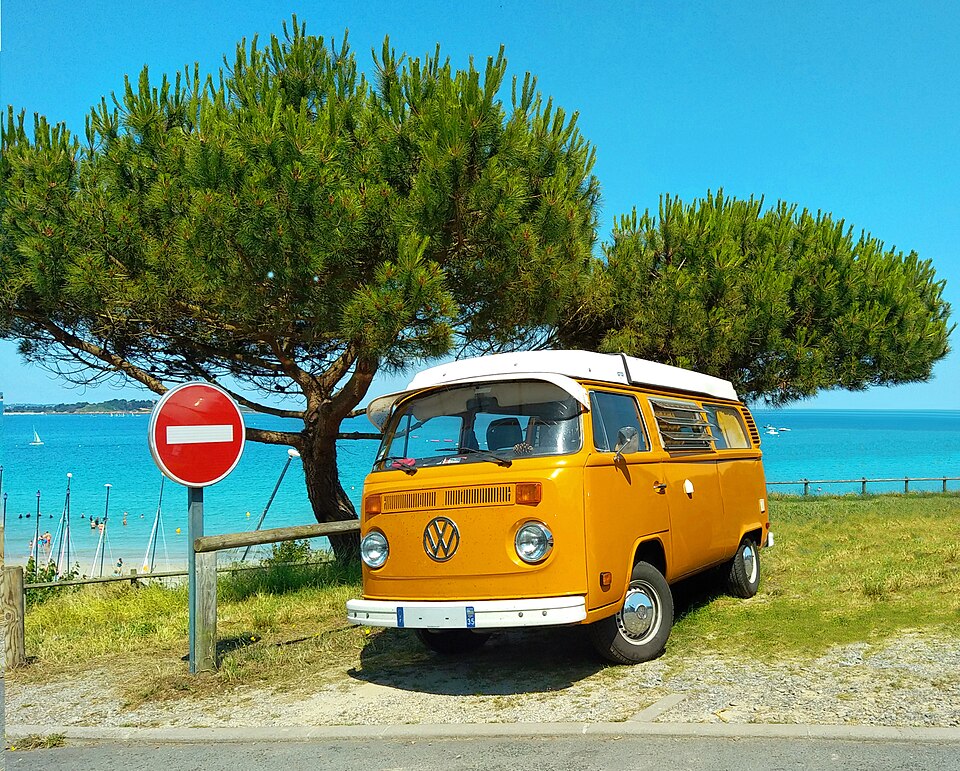 VWCombiT2 Westfalia Campmobile toitPopTop ChromeYellow Lancieux PlageSaintCieux rueSource byRundvald