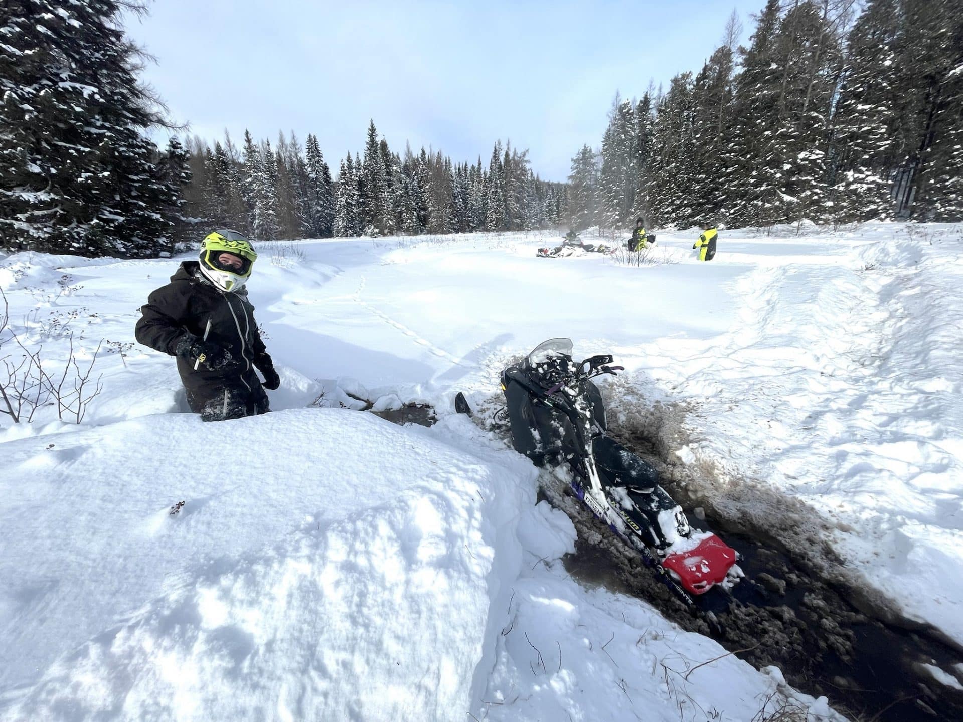 Fin de saison en motoneige : prudence accrue, plaisir intact 4 Backcountry sledding Quebec mud river 1920x1440 1