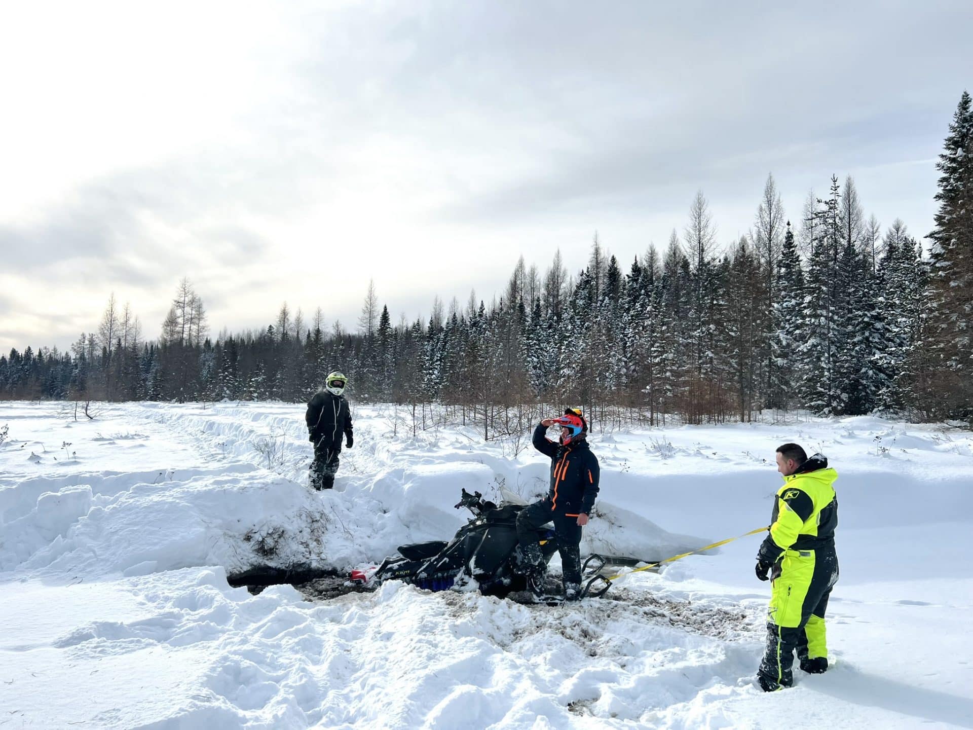 Fin de saison en motoneige : prudence accrue, plaisir intact 3 Backcountry sledding partners stuck of the day 1920x1440 1