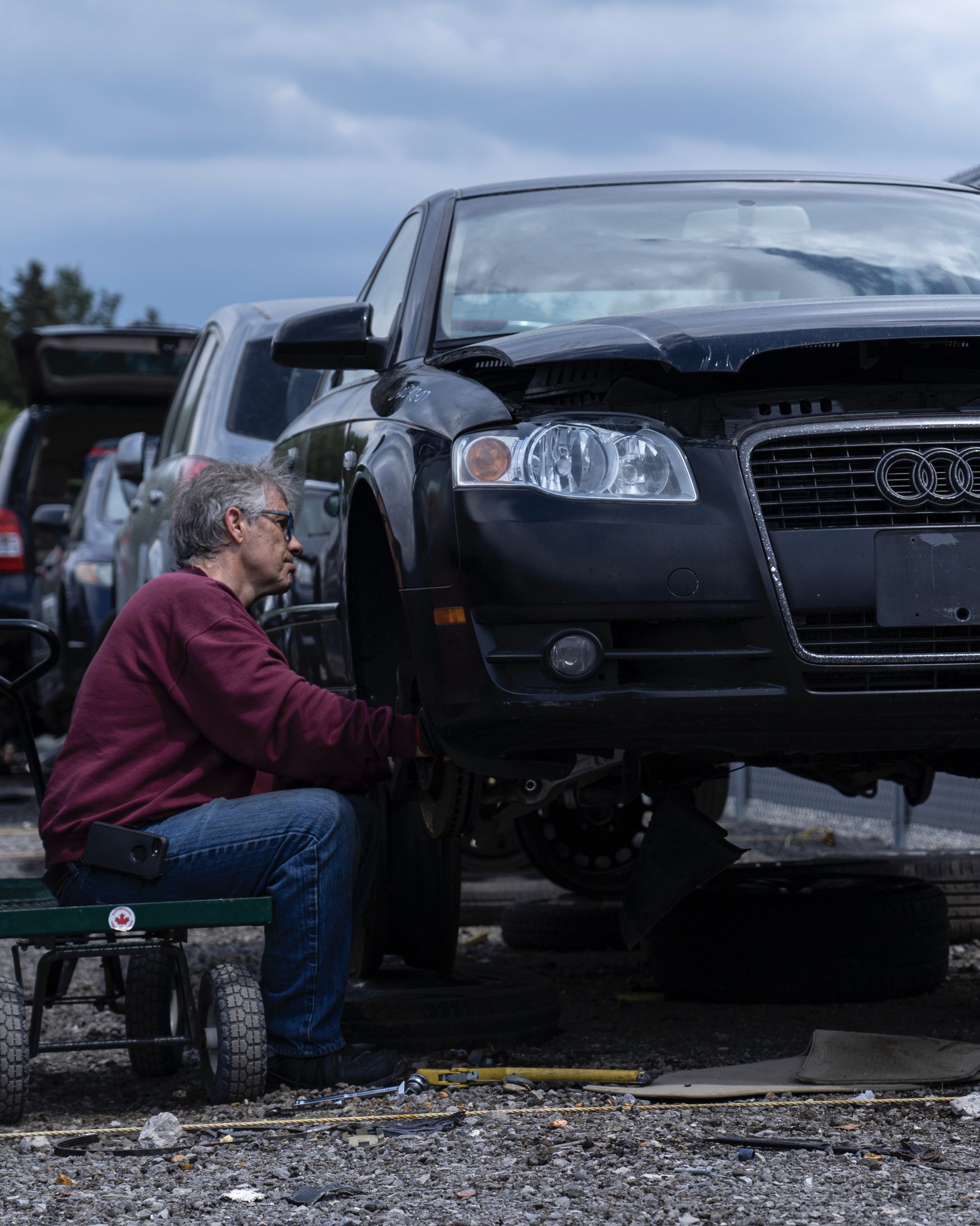 5 bonnes raisons de choisir des pièces usagées pour ton auto chez Kenny U-Pull 6 Kenny Guy Working 2 scaled