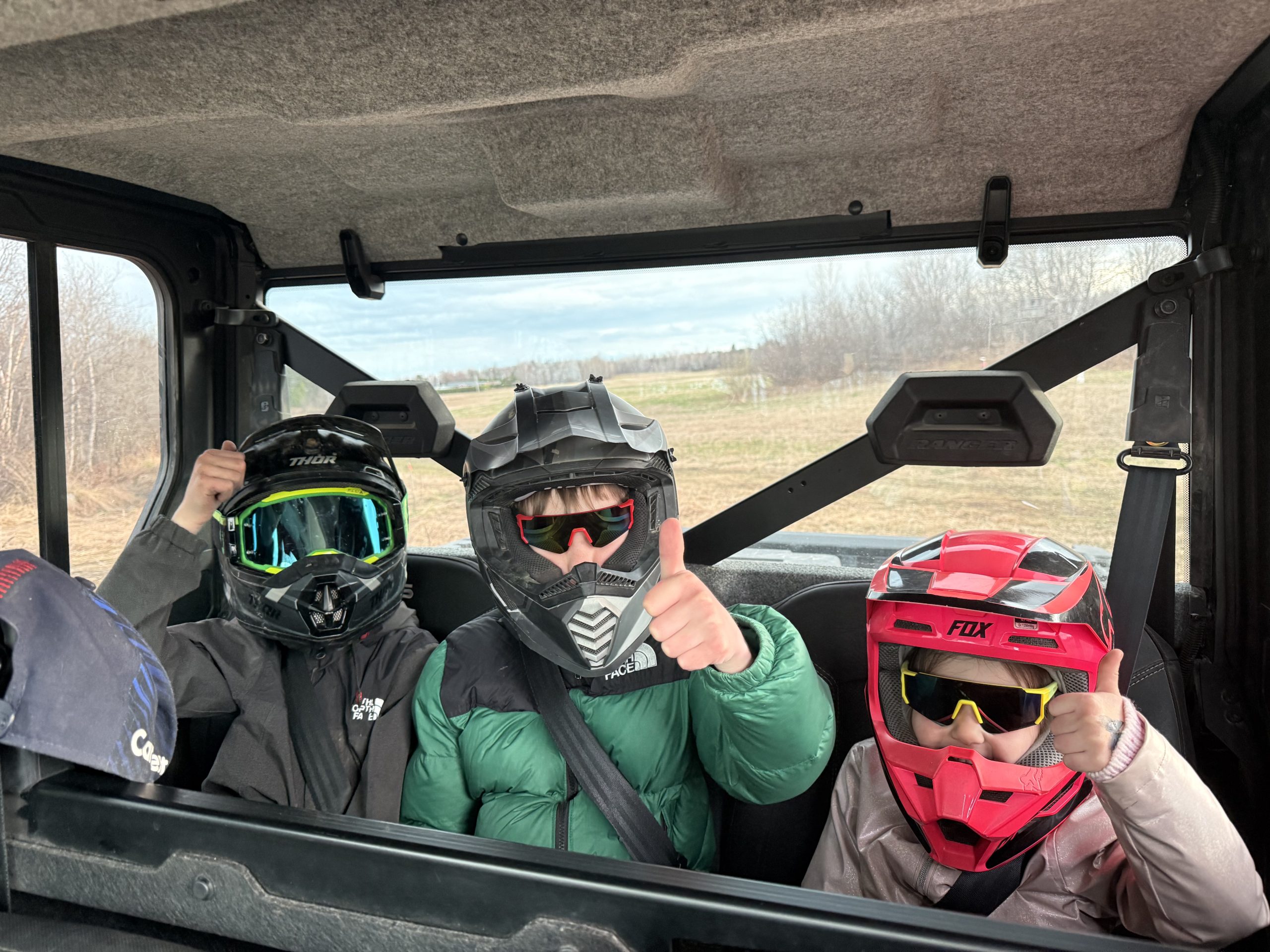 Les enfants ont des casques homologué avec leur lunette de soleil. Les enfants ont des casques homologué avec leur lunette de soleil.