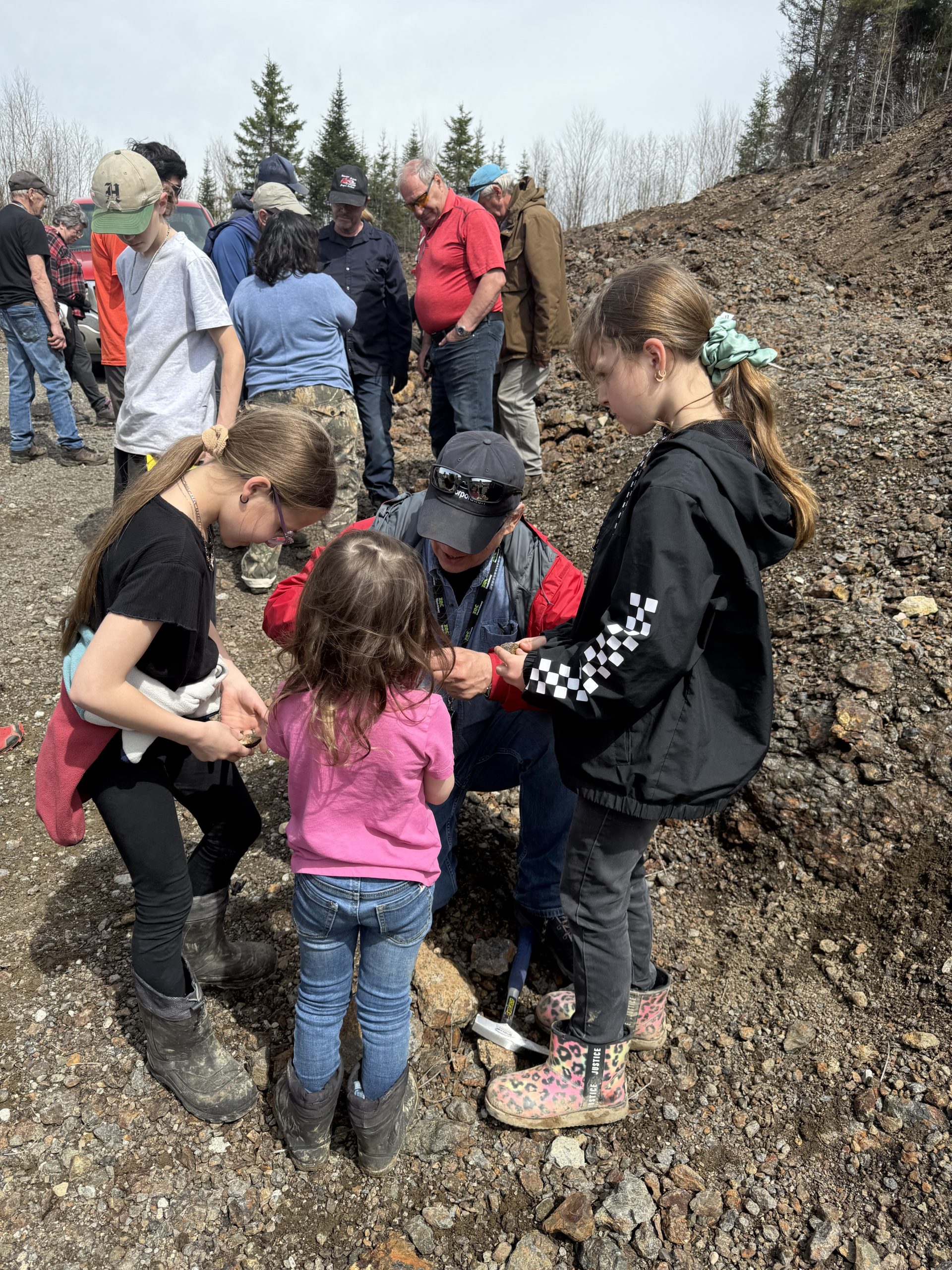 Rencontrez des gens en formations de l’UQAC qui explique au enfants le magnétismes dans les roches. Rencontrez des gens en formations de l’UQAC qui explique au enfants le magnétismes dans les roches.
