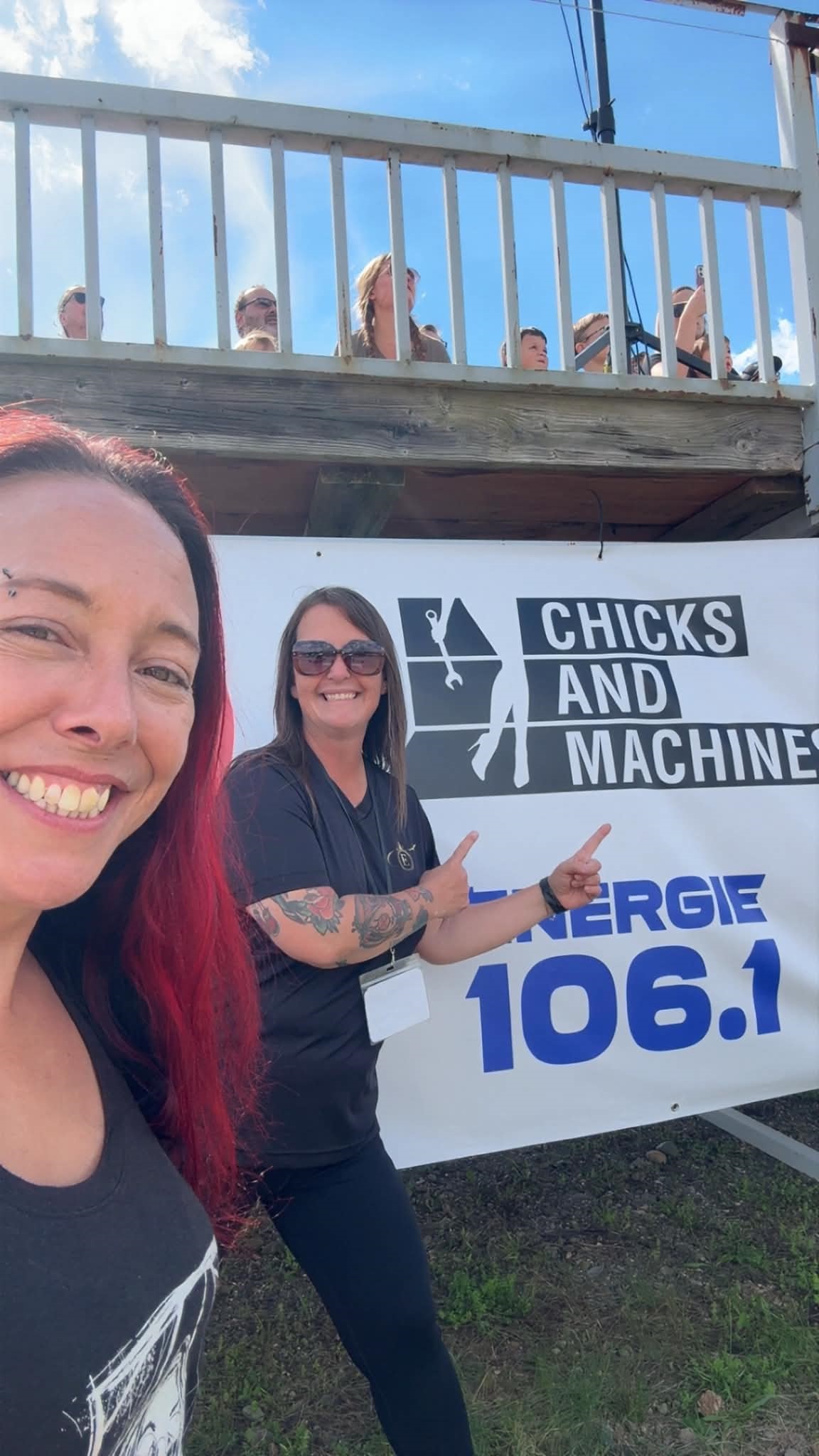 Geneviève et Isabelle représentant fièrement les Chicks And Machines